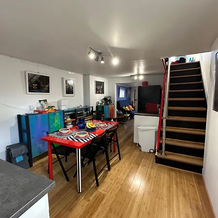 Unique Artsy 2 Bdrm Apt 1.5 Mi From Downtown