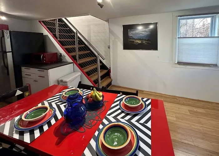 Unique Artsy 2 Bdrm 1.5 Mi From Downtown Apartment