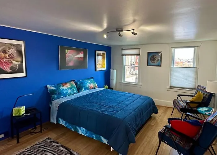 Unique Artsy 2 Bdrm 1.5 Mi From Downtown Apartment *