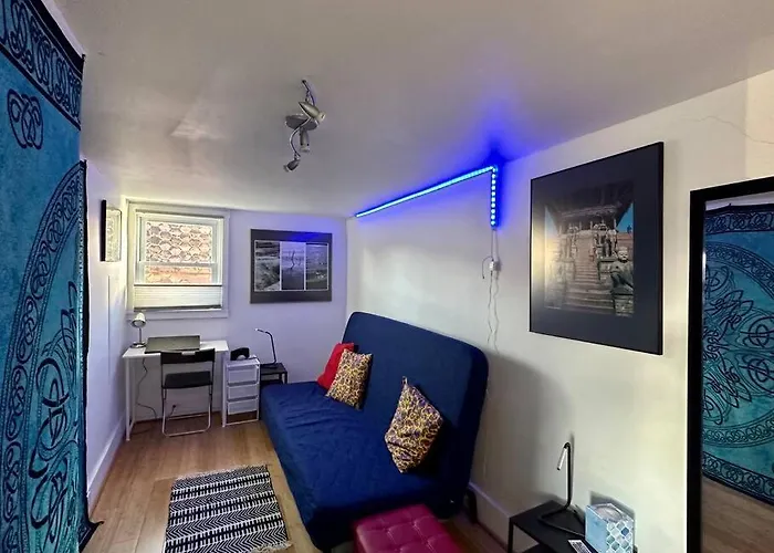 Unique Artsy 2 Bdrm 1.5 Mi From Downtown Apartment *