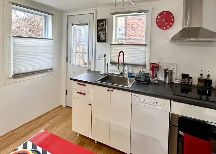 Unique Artsy 2 Bdrm 1.5 Mi From Downtown Apartment