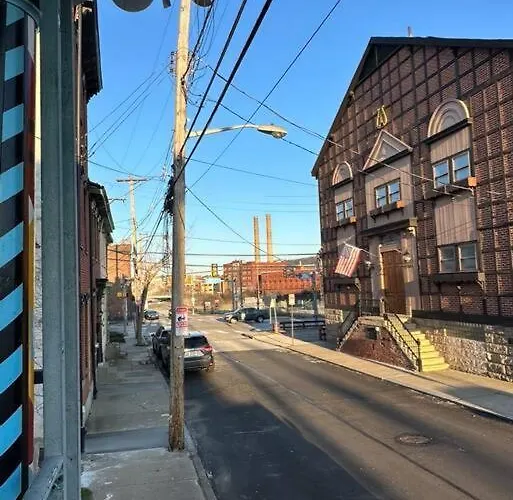 Unique Artsy 2 Bdrm 1.5 Mi From Downtown