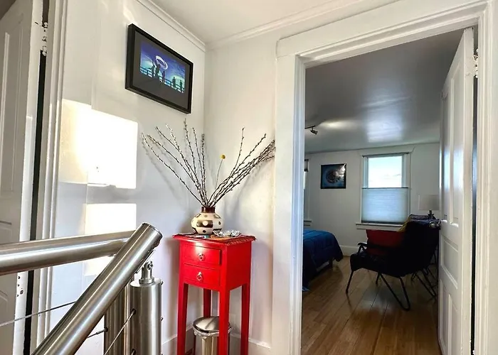 Unique Artsy 2 Bdrm 1.5 Mi From Downtown *