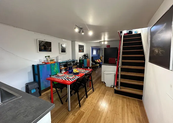 Unique Artsy 2 Bdrm 1.5 Mi From Downtown Apartment