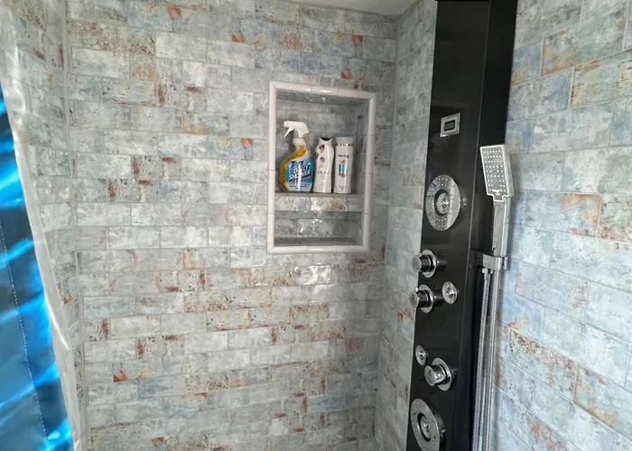 Unique Artsy 2 Bdrm 1.5 Mi From Downtown Apartment *